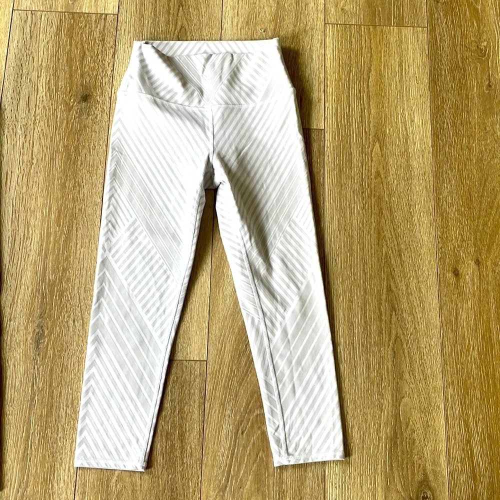 ALO YOGA STRIPPED WHITE AND GRAY LEGGINGS